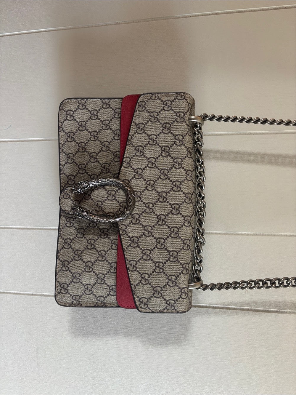 Gucci Beige GG Supreme Shoulder Bag with Red Accent and Silver Chain - Picture 2 of 3